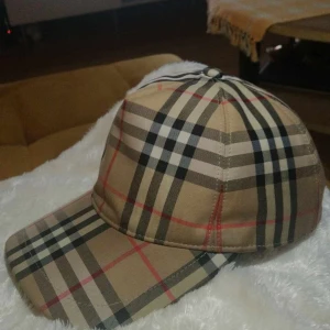 Burberry keps  - Burberry keps i stl m, äkta  Finns i Lund att hämta kan även postas vid överrenskommelse, där köparen stor för frakten.  Pris kan diskuteras vid köp.