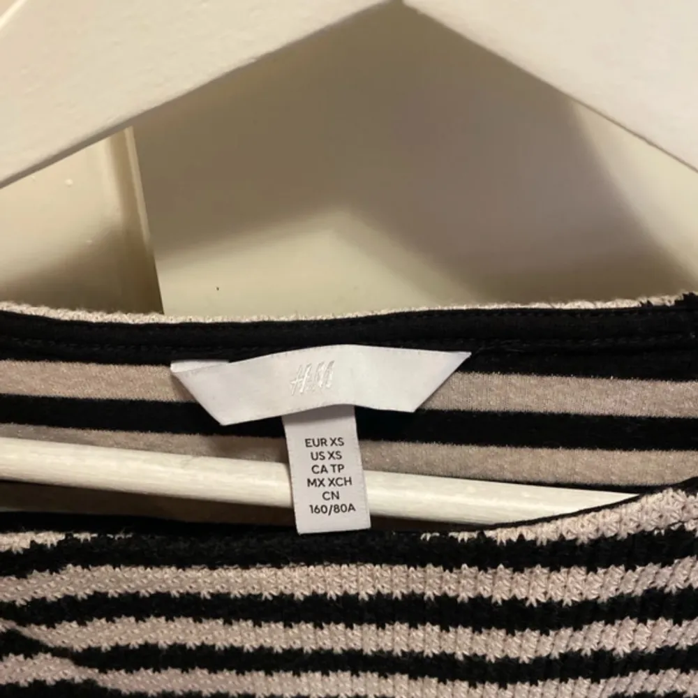 Stickad tröja från H&M i storlek xs. Aldrig använd!. Tröjor & Koftor.