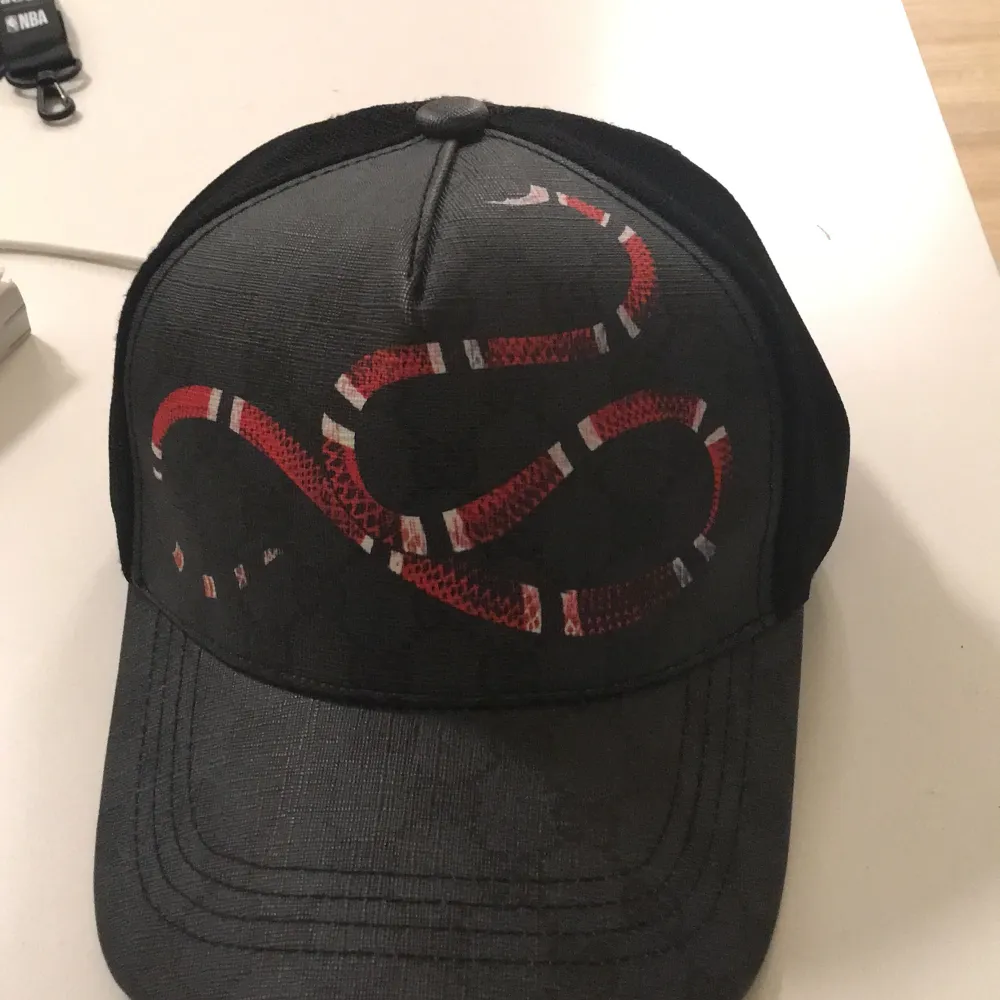Gucci snake keps aldrig använd . Asusteet.