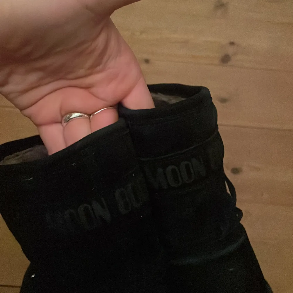 Jättefina vinterskor från moonboot som likar inuikiis ! Använda men i bra skick💕jättemysiga och mjuka innuti, det värmer jättebra. Jag som ofast har 39 i skor tycker dessa är lite stora men har man en tjock strumpa funkar det😊. Skor.