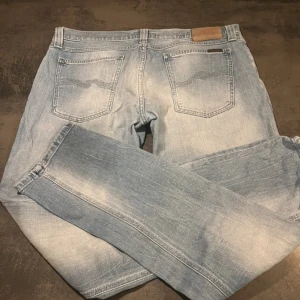 Nudie jeans  - Ett par ljus blåa nudie jeans, bara skcia!