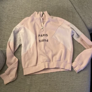  Tröja  -  Jag säljer den här jättefina tröjan har använt den typ fem gånger färg ljus rosa grå och svart vit ❤️
