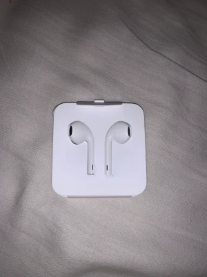 Hörlurar HELT NYA - Använder ej mina höelurar som är för iphone. Säljer billigt då jag ej använder sladd hörlurar🥰