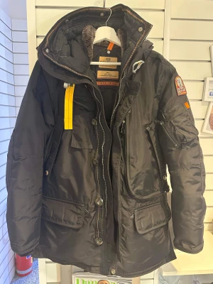 Parajumpers jacka (äkta) - Säljer denna PJS jackan för 1500 kr men den är köpt för 7000 kr. Är väldigt värm och bekväm så passar perfekt nu för vintern! Den är knappast använd då jag köpte den för bara 2-3 månader sen!