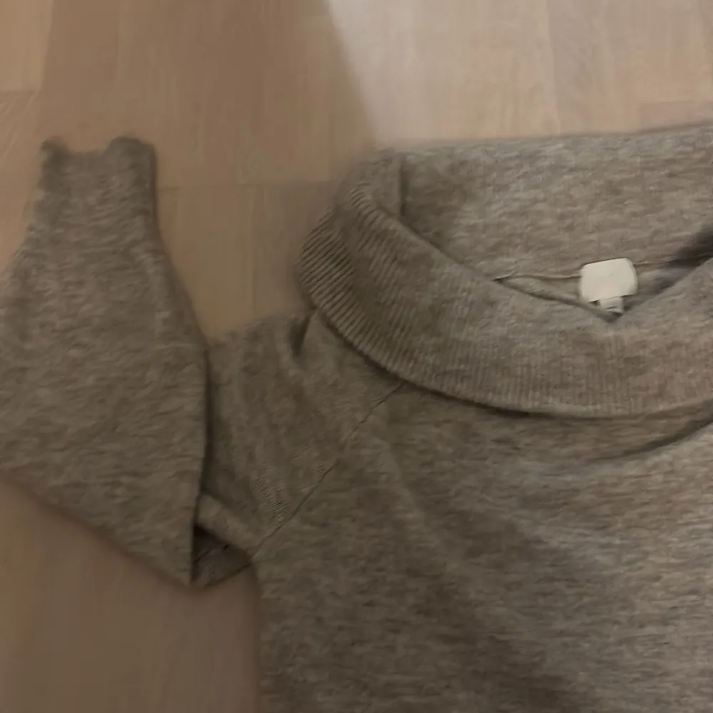 Superfint stickad tröja från HM, använd ca 3 gånger 💓fick aldrig användning av den.. Stickat.