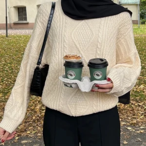 Stickad tröja  - En jätte fin oversized stickad tröja i storlek L men jag har storlek S. Skriv för mer bilder 😊