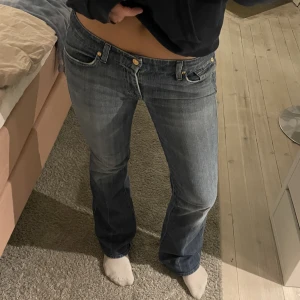 7 jeans - Jättesnygga, oanvända 7jeans. Säljer då jag aldrig använder. Jeansen är low waist flare och har jättefina detaljer på bakfickorna 💋💋