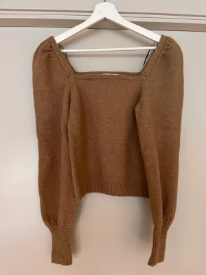 Stickad beige tröja från H&M - Knappt använd  Stl S