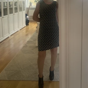 Vintage klänning - Säljer denna stickade klänning. Väldigt stretchiga samt i väldigt fint skick.