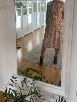 Sommarklänning Ralph Lauren  - Säljer den här sommarklänningen från Ralph Lauren. Är i mycket fint skick. 