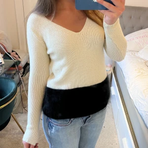 Club Monaco tröja! - Så så snygg tröja från märket club Monaco vilket är så lyxigt! Det är typ angora längst ner vid den svarta delen så det blir så snygg kontrast både o färg men även material! Storlek M (jag har M som referens) men skulle mer säga att det är en S❤️