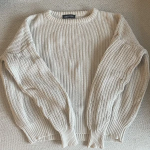 Vit stickad tröja - Så fin vit stickad tröja från American Apparel. Använd 1 gång så den är som ny 