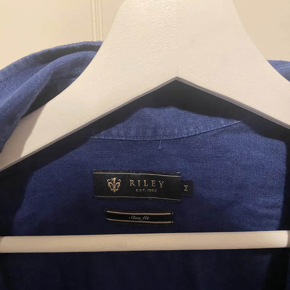 Mörkblå riley skjort super fin färg, det ät någon fläck på ena ärmen, finns bild☝🏻 jag jag skulle kunna tro att det faktiskt försvinner i tvätten, storlek M slim fitt. Skjortor.