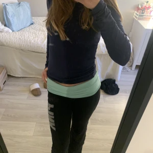 Vs yoga pants - Säljer min a jätte fina Victorias secret yoga pants så dol inte kommer till användning längre☺️dom är i ganska bra skick men texten är lite borttvättad