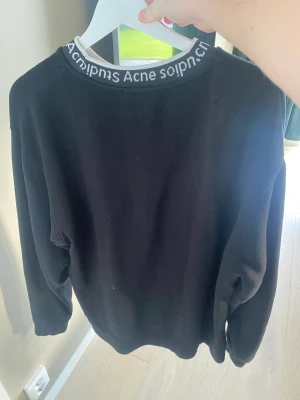 Acne sweatshirt  - Säljer min acne sweatshirt därlför ja aldrig använder den, använd fåtal gånger  Ny pris 2500  Tröjan är i storlek xs men sitter som m