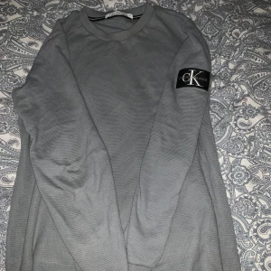 Calvin Klein sweatshirt - Snygg och bekväm tröja som har väldigt tunnt och skönt material! Perfekt inne tröja nu inför för vinter.  Är det några funderingar fråga på!