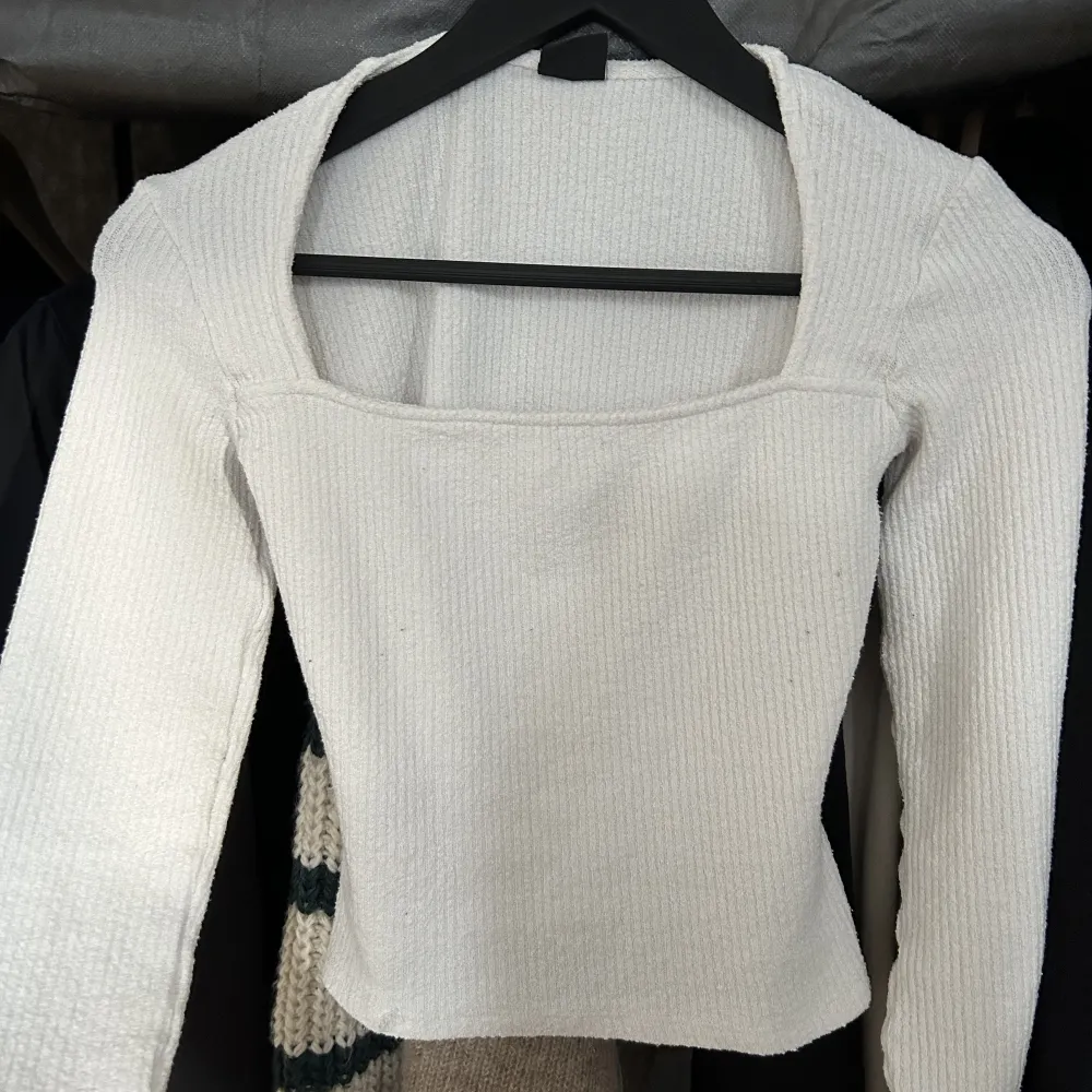 Superfin vit tunnare tröja med fyrkantig halsringning från gina 🤍I bra skick! Storlek XS men är stretchig 🥰. Toppar.