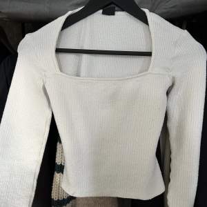 Superfin vit tunnare tröja med fyrkantig halsringning från gina 🤍I bra skick! Storlek XS men är stretchig 🥰