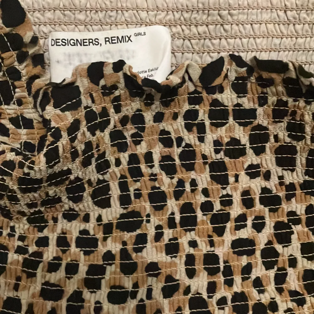 Trendig Leopardmönstrad Kjol. Superbra skick och knappats använd. Jag har även andra kjolar ute till salu, om du köper flera sänker jag priset. Ursprungliga priset: ~1000. Kjolar.