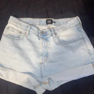 Ett par blåa högmidjade shorts från Lager 157 och kallas ”diba”.🤍 Inte använda så mycket då jag inte har den stilen längre! I fint skick!💗