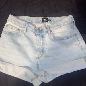 Jeansshorts  - Ett par blåa högmidjade shorts från Lager 157 och kallas ”diba”.🤍 Inte använda så mycket då jag inte har den stilen längre! I fint skick!💗