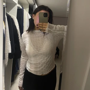 Topp - Säljer denna tröja från Ginatricot i storlek M, aldrig använd och lapparna sitter kvar!😍 Pris kan diskuteras!