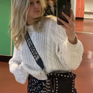 Vit stickad tröja  - Köpt på vila för ca 500kr. Fint skick🫶🏼sitter snyggt oversized på s/m 