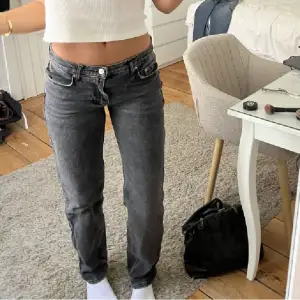 Gina low waist jeans i stl 32. Skriv för fler frågor eller intresse 