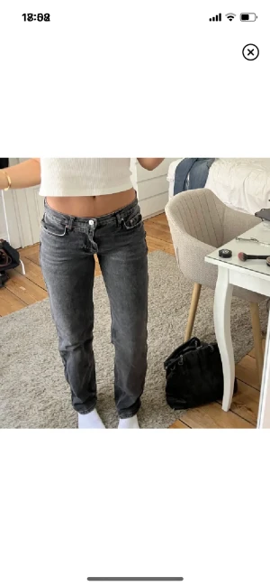 Gina low waist jeans - Gina low waist jeans i stl 32. Skriv för fler frågor eller intresse 