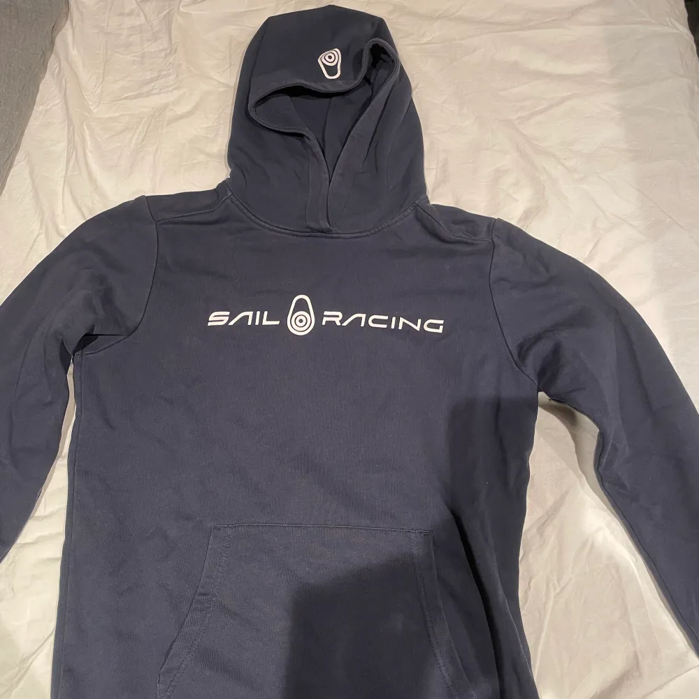 En mörkblå Sail Racing hoodie i storlek 170! Mycket bra skick!. Tröjor & Koftor.