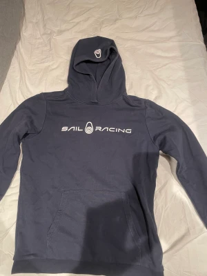 Sail Racing hoodie  - En mörkblå Sail Racing hoodie i storlek 170! Mycket bra skick!