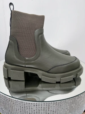 Boots  - Låga boots med en chunky design. Bootsen är gröna och har grova sulor. De har en resår på sidorna. Ord pris 599kr