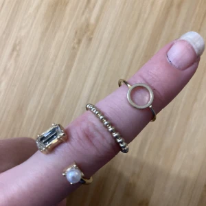 Ringar  - Jag säljer dessa ringar pga att dem inte kommer till användning säljer dom styck och tillsammans hör av er om ni är intresserade av bara en, lite olika storlekar hör av er om ni vill veta, lägg gärna prisförslag och kontakta gärna mig om du är intresserad