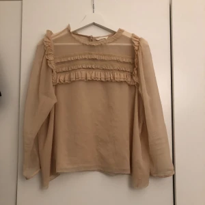 Blus stockholmstil - Skitfin blus köpt second hand så har lite skavanker (se bild 3). Väldigt liten i storleken! Märkt 44 men helt klart en 36/38