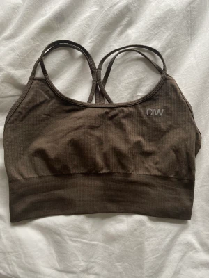 Sport bh - Säljer denna sport-bh från iciw.🤎Använd max 3 gånger, så den är i väldigt fint skick🤩🫶🏼
