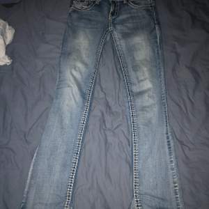 Low waist bootcut jeans köpte på Plick använt få gånger.