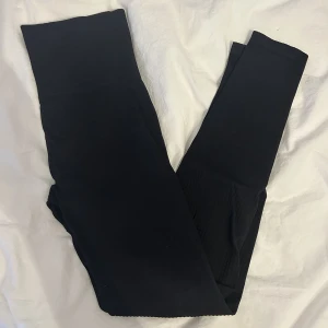 Röhnisch tights - Träningstights från Röhnisch i ribbat material, stl xs/s. Använda bara några gånger, fint skick✨ Ordinarie pris cirka 699 kr