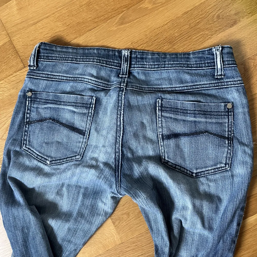 Coola jeans men snygg tvätt🤩🤩 helt ok skick (har ett hål på baksidan som jag sytt igen men ingen som är synligt, kom priv för bilder) har även sytt in egna killar på sidan för att dem ska bli mer botcut så skriv för mer när bilder på det🥰. Jeans & Byxor.