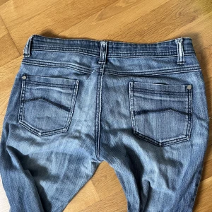 Lågmidjade jeans - Coola jeans men snygg tvätt🤩🤩 helt ok skick (har ett hål på baksidan som jag sytt igen men ingen som är synligt, kom priv för bilder) har även sytt in egna killar på sidan för att dem ska bli mer botcut så skriv för mer när bilder på det🥰