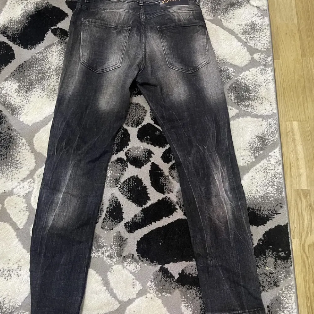 Äkta svart grå dsquared byxor i slim fit. Jeans & Byxor.