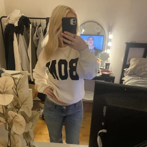 Vit tröja från Gina Tricot  - En vit tröja från Gina Tricot, den är storlek xs, bra skick säljer åt min syster eftersom den inte används 💓