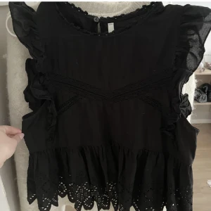 Topp från zara  - Säljer den här toppen från zara som är köpt här på plick men i fint skick. Den kommer tyvärr inte till användning därför säljer jag den