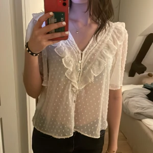 Blus  - Super fin, använd 1 gång💕 krämvit/ljus beige i färgen 