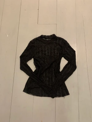Seetrhu spets topp - Festlig see through spets topp, fint skick knappt använd sitter som S men med väldigt stretchigt material