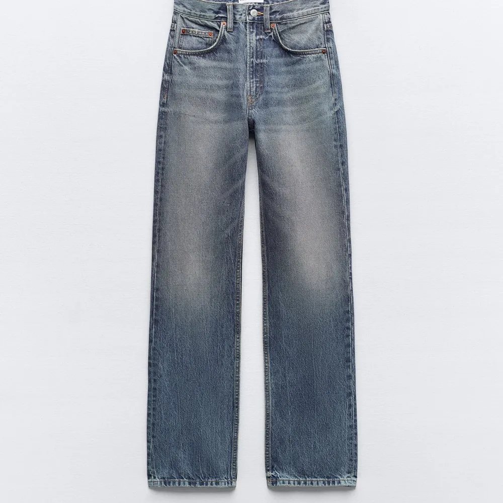 Denna modell är mer straight jeans men var för små för mig. Prislappen är kvar och de är alltså i nyskick!. Jeans & Byxor.
