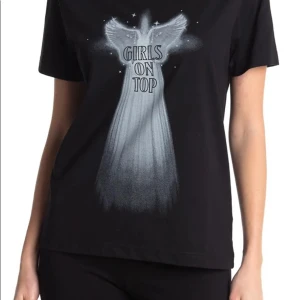Ganni tshirt - Ganni t-shirt med tryck ”girls on top” använd 2 gånger knappt, helt i ny skick, legat i förpackning därför den ser lite skrynklig ut på sista bilden!♥️ passar XS-M