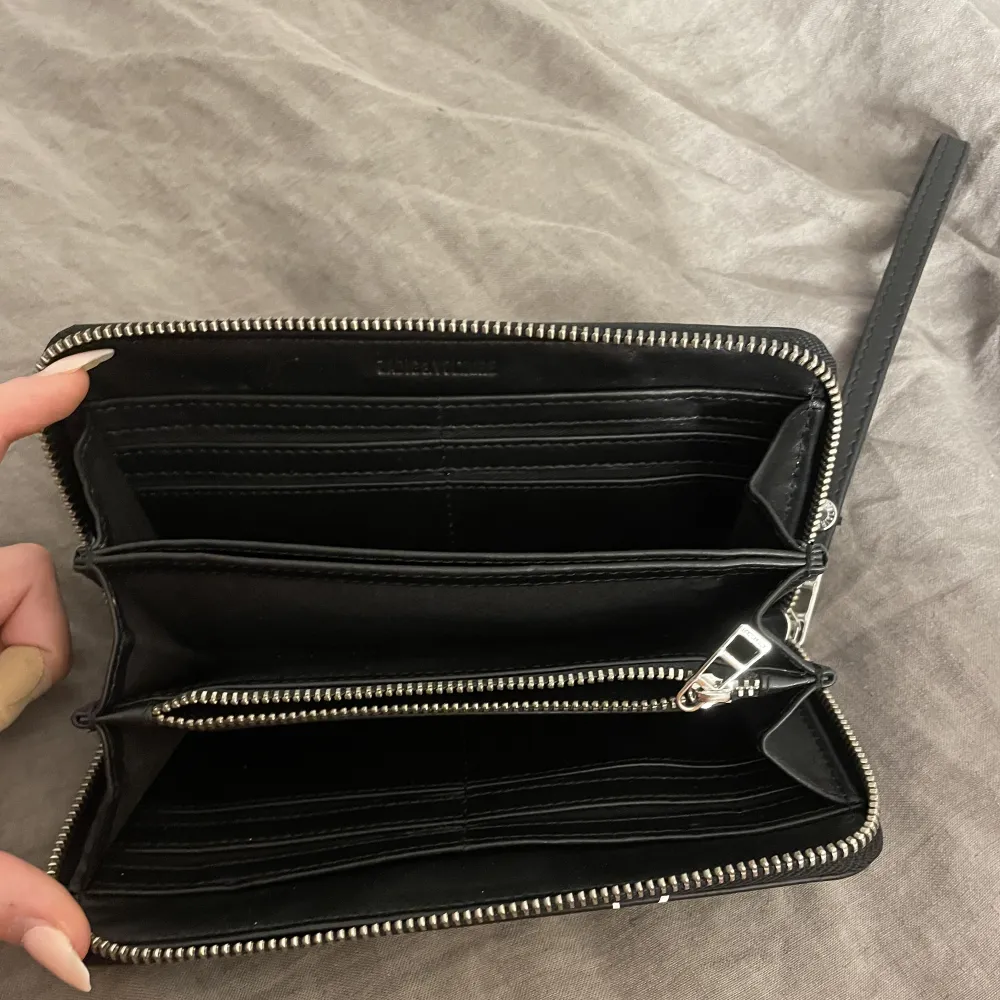 En super fin ”plånbok/handväska” från Zadig som inte sälja längre. Den är helt oanvända och är köpt i en Zadig butik. Nypris är ca 2200kr❤️. Väskor.