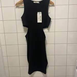 Snygg klänning från NA-KD, köpt 2022, aldrig använd!