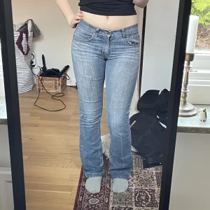 Lågmidjade jeans  - Ljusa Lågmidjade jeans från märket Lab industries. Står storlek 170 men passar xs-s. Stretchigt material. 38 cm rakt över midjan. Innerbenslängd 77cm. 