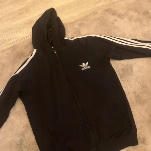 Adidas kofta  - Jätte fin 